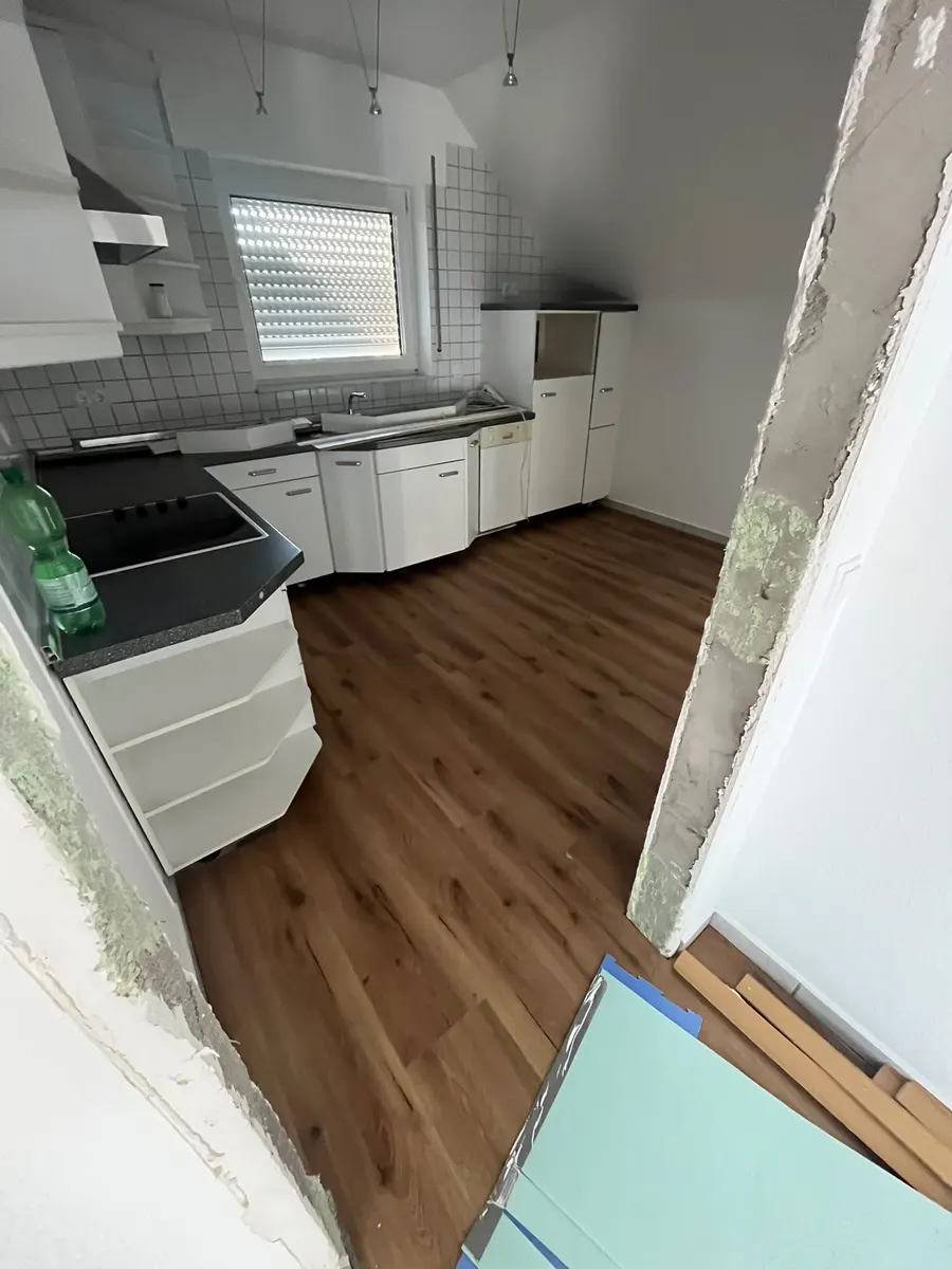 Neu verlegter Laminatboden in einer Küche während der Renovierung
